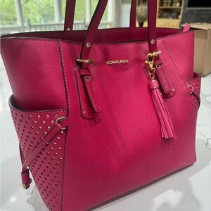 Michael Kors Voyager Bag, Pink with Gold Accents. Like new 💖